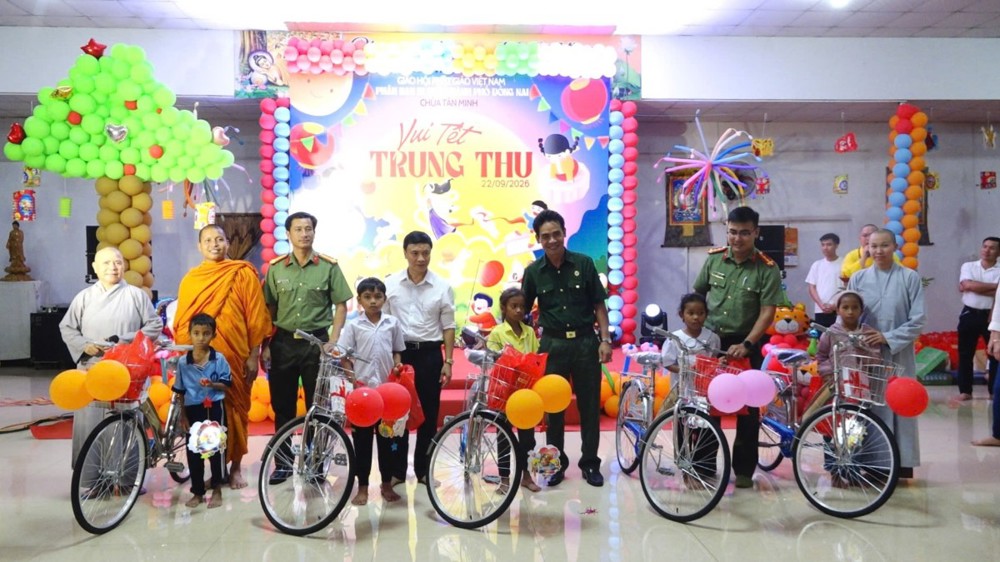 Đồng Nai: Phân ban Ni giới thành phố tổ chức Vui hội Trăng Rằm, trao 1.000 phần quà đến thiếu nhi