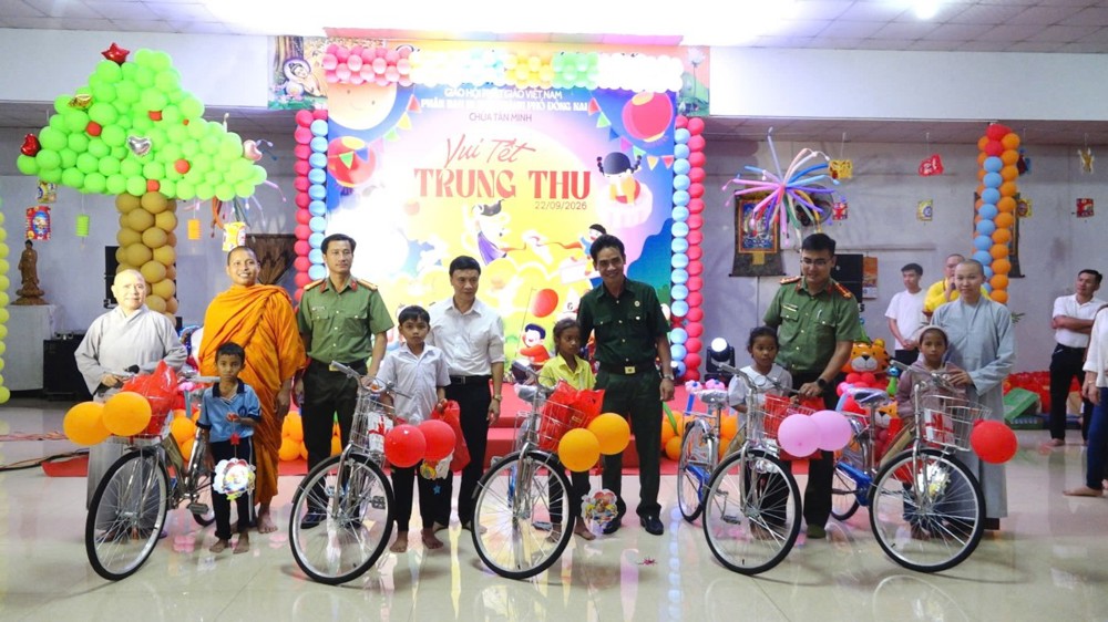 Đồng Nai: Phân ban Ni giới thành phố tổ chức Vui hội Trăng Rằm, trao 1.000 phần quà đến thiếu nhi