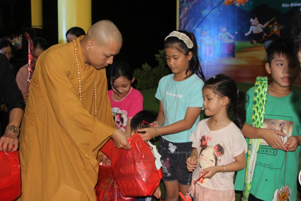 Lâm Đồng: Chùa Kỳ Viên tổ chức đêm hội Trung thu “Trăng sáng làng em”, trao 500 phần quà đến thiếu nhi