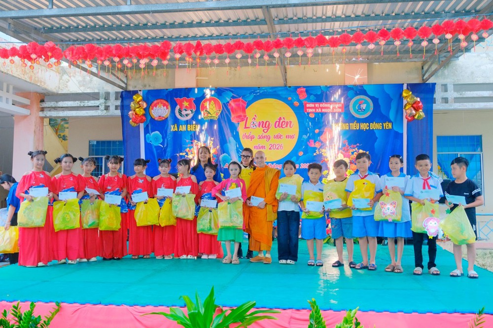 An Giang: Tịnh xá Ngọc Sơn đồng hành cùng Trường tiểu học Đông Yên trong chương trình “Lồng đèn thắp sáng ước mơ”