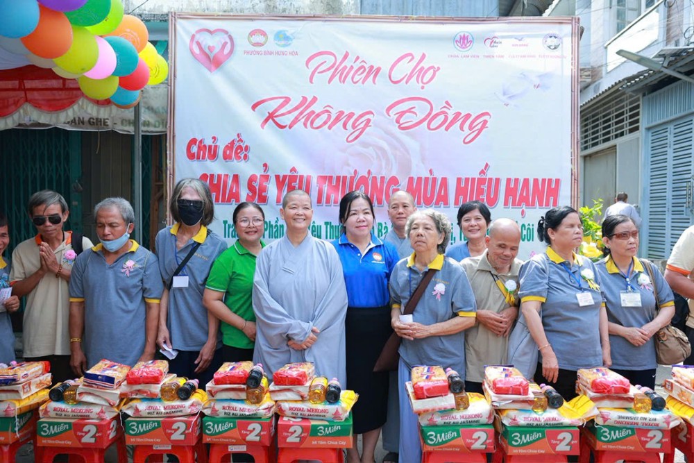 TP.HCM: Chùa Lam Viên trao 300 phần quà đến người khiếm thị, người khuyết tật và trẻ em mồ côi