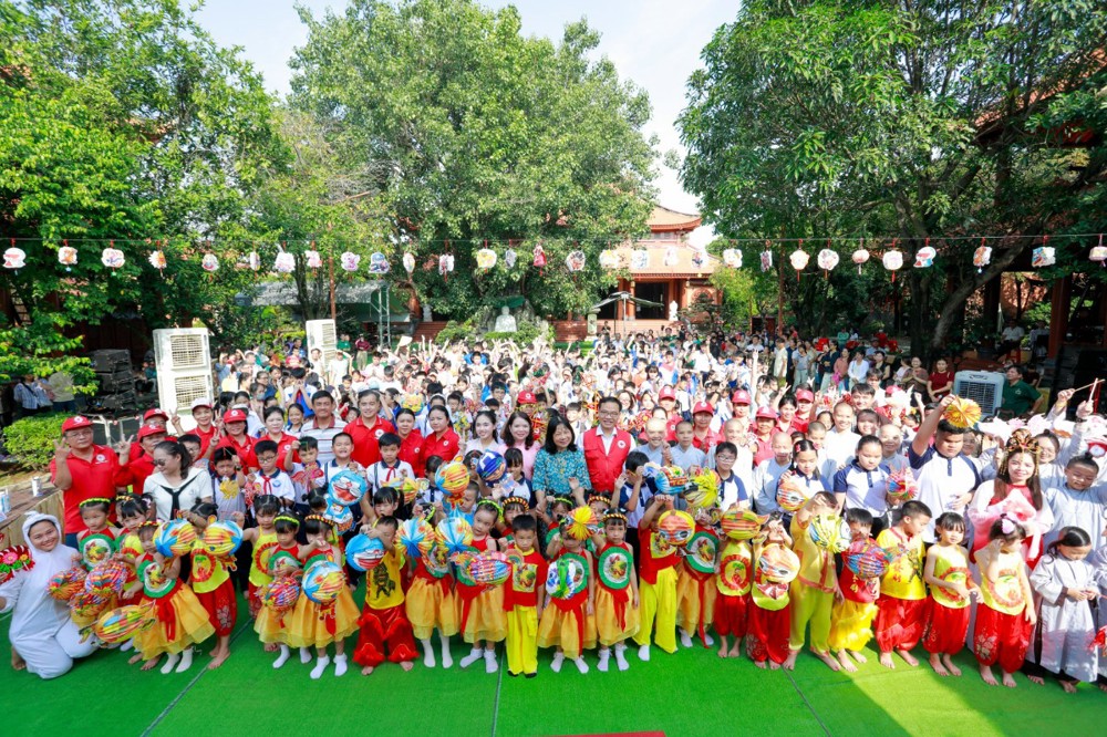 TP.HCM: Chùa Thiên Quang trao 1.500 phần quà yêu thương mùa Trung thu
