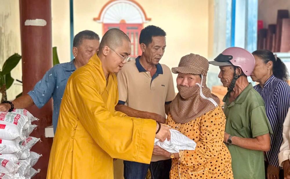 Cà Mau: Chùa Liên Hoa trao 100 phần quà đến bà con có hoàn cảnh khó khăn