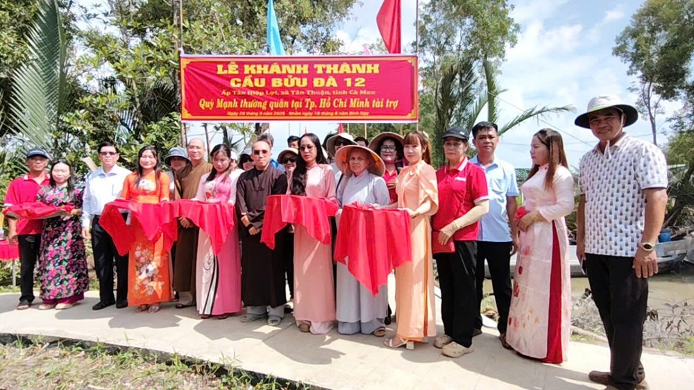 Cà Mau: Khánh thành, khởi công cầu giao thông nông thôn và trao 100 phần quà đến học sinh tại địa phương
