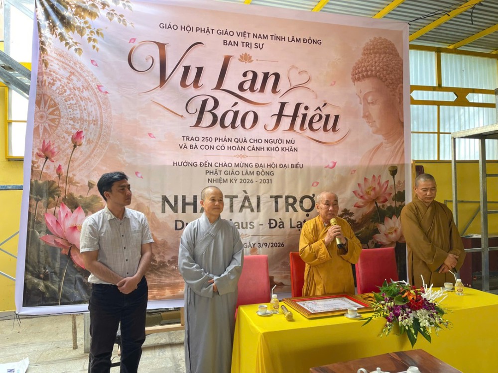 Lâm Đồng: Trao học bổng và 250 phần quà đến người khiếm thị, bà con khó khăn