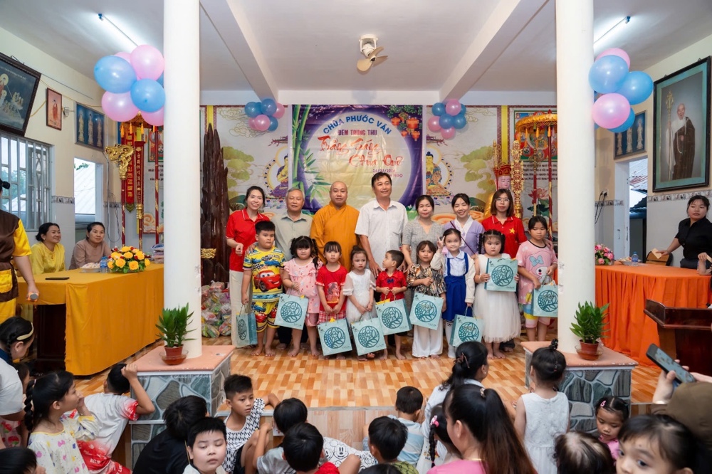Đồng Tháp: Chùa Phước Vân tổ chức Trung thu “Trăng sáng chùa quê”, trao 350 phần quà cho thiếu nhi