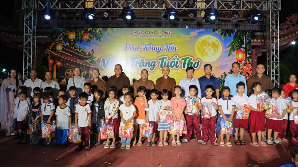 Vĩnh Long: Chùa Giác Long tổ chức “Đêm Trung thu – Vầng trăng tuổi thơ”, trao 1.000 phần quà đến thiếu nhi
