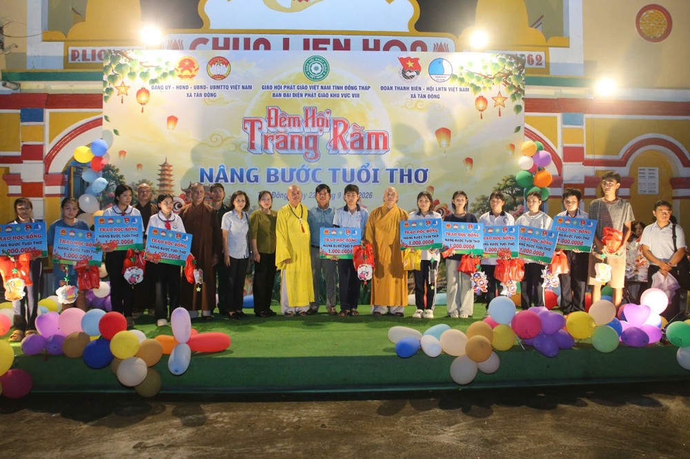 Đồng Tháp: Đêm hội Trăng rằm “Nâng bước Tuổi thơ” tại chùa Liên Hoa, xã Tân Đông