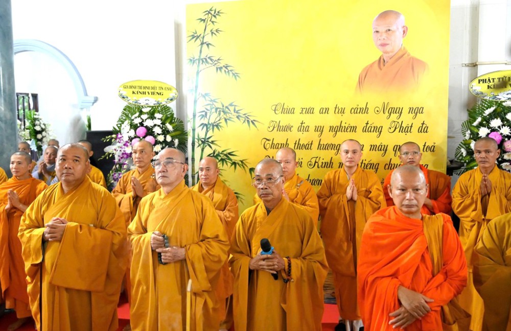 Vĩnh Long: Thường trực Ban Trị sự GHPGVN tỉnh viếng tang Cố Hòa thượng Thích Lệ Sĩ