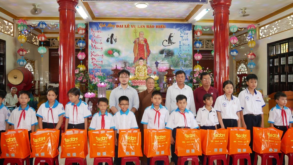 Đồng Tháp: Chùa Linh Sơn kết hợp Tập đoàn IMC tặng quà cho các em học sinh và các hoàn cảnh khó khăn 