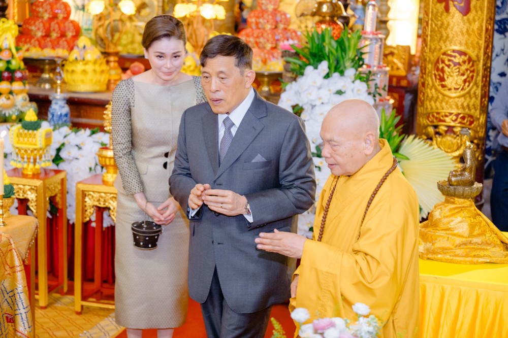 Nhà vua và Hoàng hậu Vương quốc Thái Lan lễ Phật tại chùa Quán Sứ