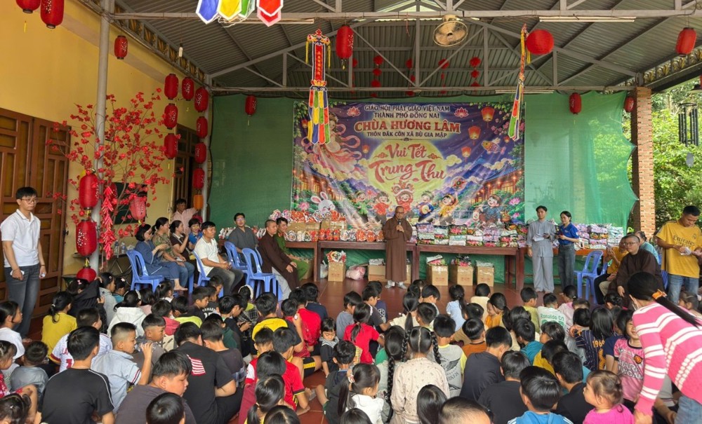 TP.HCM: Chùa Trúc Lâm mang Trung thu đến với trẻ em vùng biên giới Bù Gia Mập