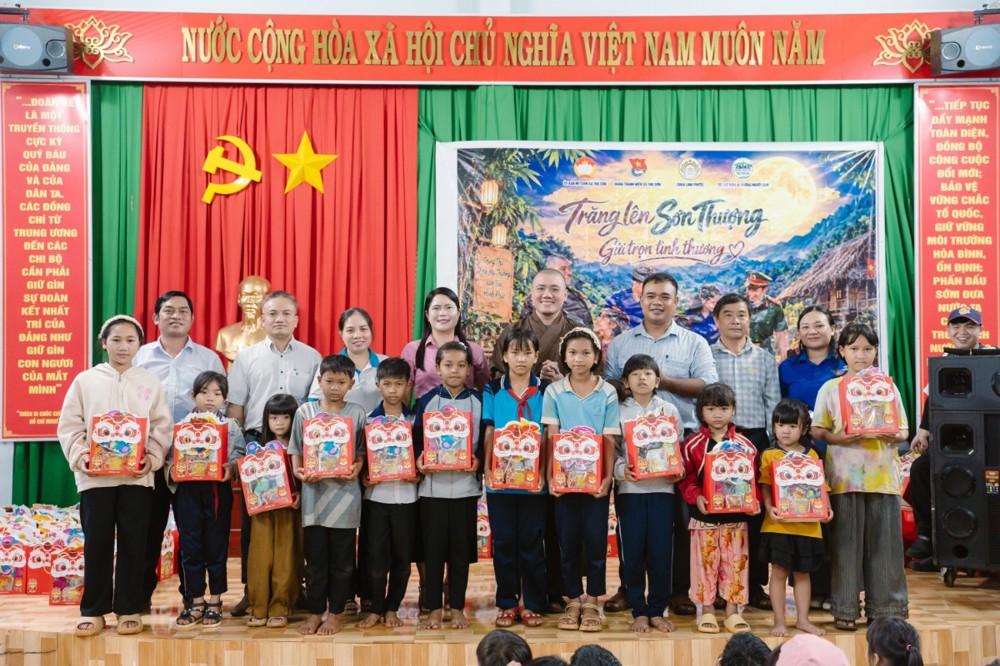 Đồng Nai: Chùa Linh Phước (Vĩnh Long) trao 350 phần quà Trung thu đến thiếu nhi đồng bào dân tộc S’tiêng