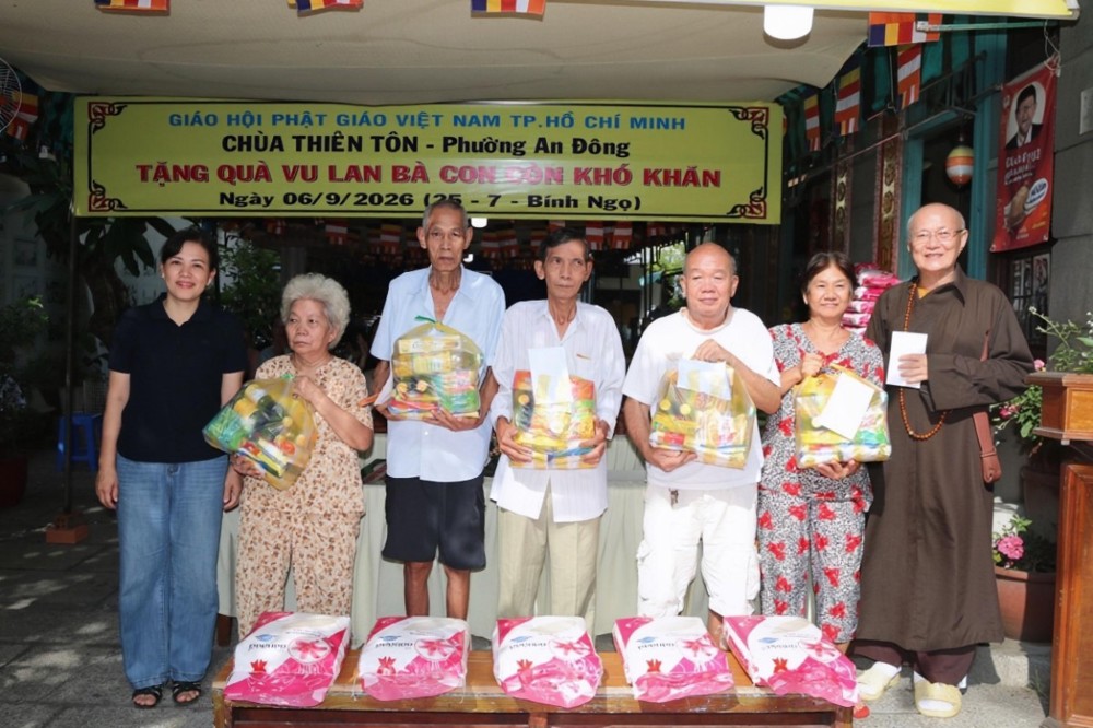 TP.HCM: Chùa Thiên Tôn trao tặng quà Vu Lan cho bà con có hoàn cảnh khó khăn