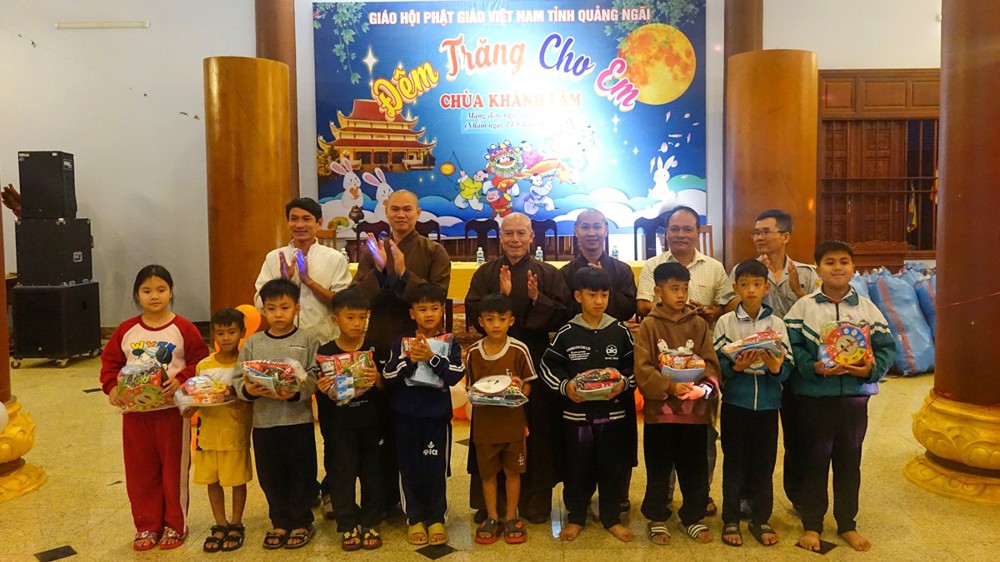 Quảng Ngãi: Chùa Khánh Lâm tổ chức "Đêm hội Trăng rằm" trao 1.300 phần quà Trung thu