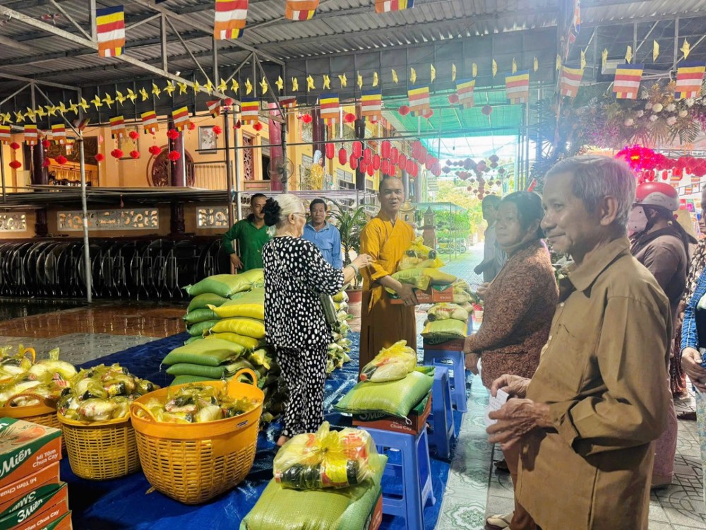Vĩnh Long: Chùa Quốc Ân tiếp tục gieo duyên thiện lành, trao 170 phần quà mùa Vu Lan 
