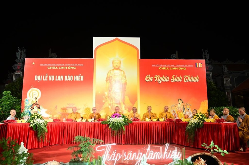 Hải Phòng: Ấn tượng và xúc động Đêm hoa đăng tri ân cha mẹ tại chùa Linh Ứng mùa Vu Lan – Báo Hiếu PL.2570