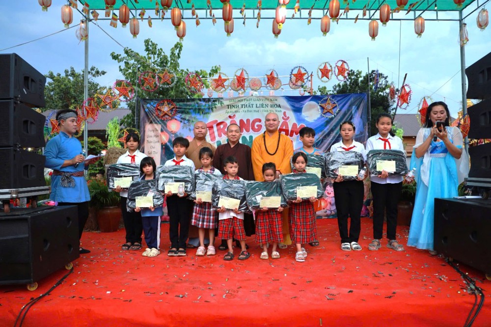 Tây Ninh: Ấm áp vầng trăng yêu thương, thắp sáng ước mơ trẻ em vùng sâu tại tịnh thất Liên Hoa