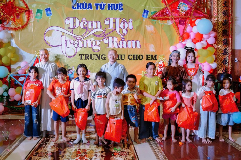 TP.HCM: Chùa Từ Huệ tổ chức “Đêm hội Trăng rằm”, trao 700 phần quà đến thiếu nhi