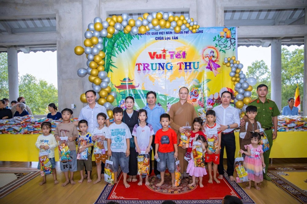 Đà Nẵng: Chùa Lộc Tân trao tặng 500 phần quà Trung Thu cho các em nhỏ tại địa phương