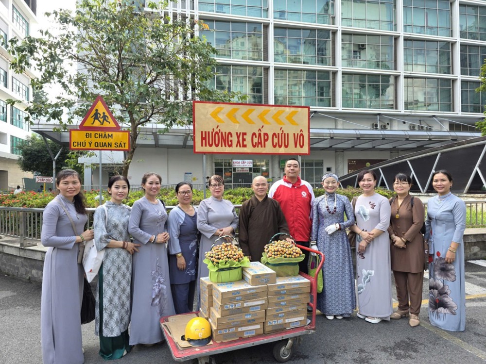 Phân ban TTXH Giáo dục Trung ương trao tặng 220 phần quà Trung thu cho trẻ em tại Bệnh viện Nhi đồng 2