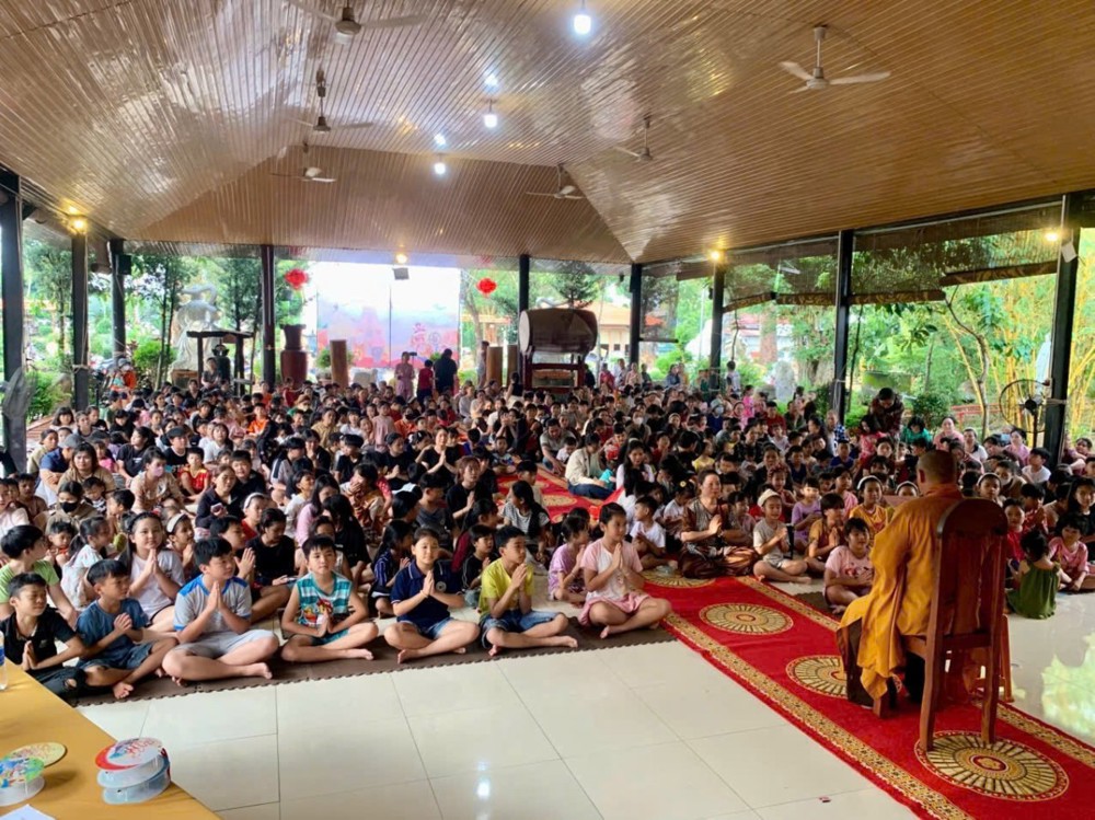 Tây Ninh: Chùa Suối Pháp tổ chức “Đêm hội Trăng rằm”, trao hơn 2.000 phần quà đến thiếu nhi