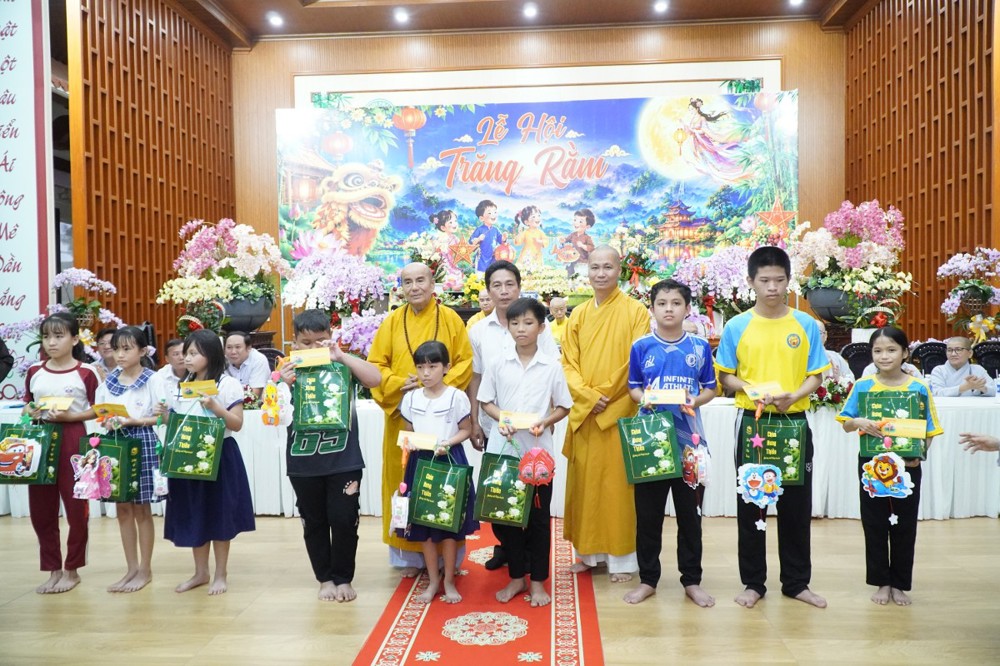 Đồng Tháp: Phật giáo Khu vực I trao 1.200 phần quà Trung thu và 50 suất học bổng cho các em thiếu nhi tại chùa Hưng Thiền