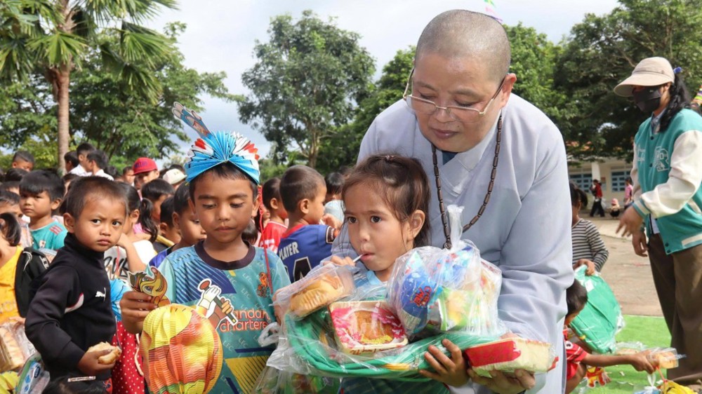 Quảng Ngãi: Chùa Pháp Hoa trao 550 suất quà Trung thu đến học sinh vùng cao