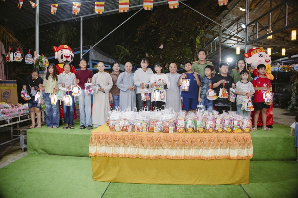 Cà Mau: Trung thu yêu thương tại Niệm Phật Đường Hưng Phước – Gửi trọn yêu thương đến trẻ em mồ côi