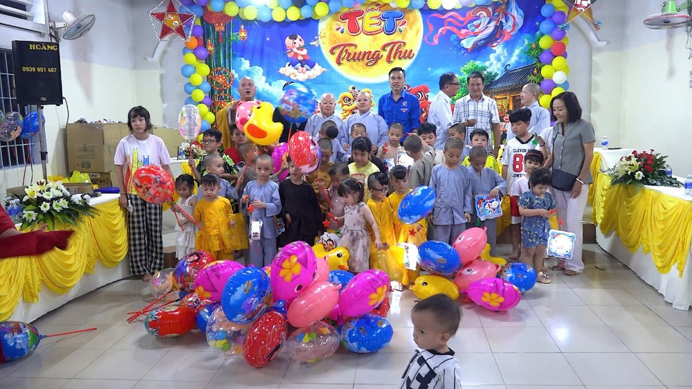 Đồng Tháp: Chùa Giác Tôn trao tặng 330 phần quà Trung thu ấm áp đến các em thiếu nhi