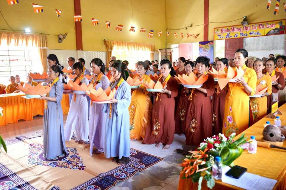 An Giang: Chùa Giác Hòa trang nghiêm tổ chức lễ Vu lan Báo hiếu, dâng cúng pháp y ca-sa