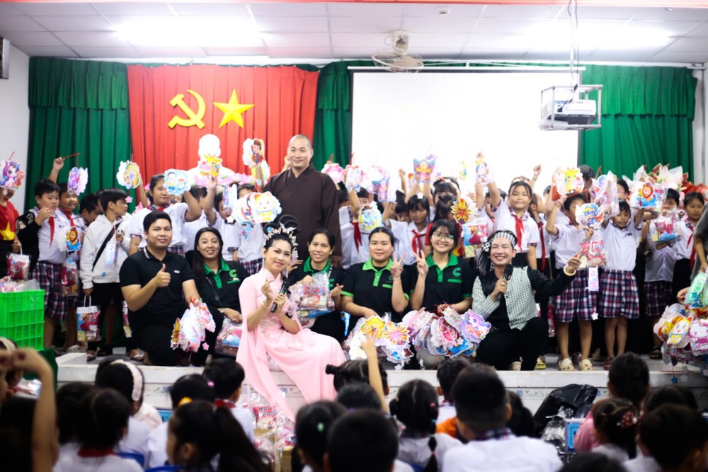 Cần Thơ: Chùa Ngọc Thiên trao hơn 330 phần quà Trung thu đến học sinh Trường Tiểu học Đông Phước