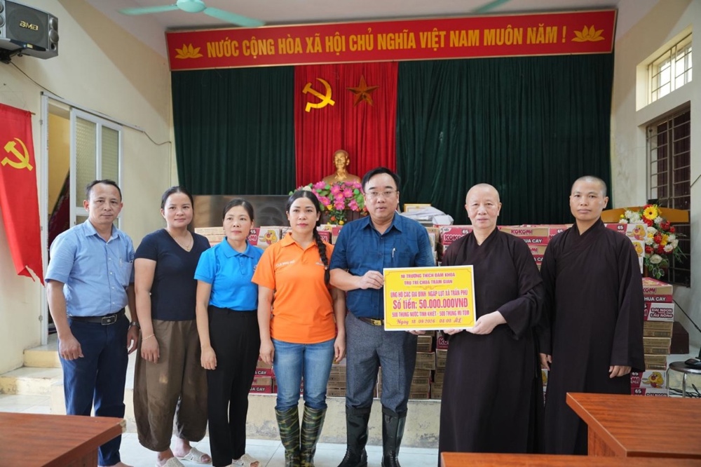 Hà Nội: Chùa Trăm Gian hỗ trợ người dân bị ảnh hưởng do ngập lụt tại xã Trần Phú