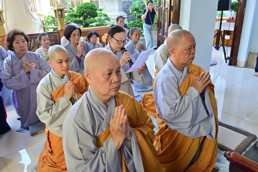 TP. HCM: Linh Quang tịnh xá trang nghiêm lễ dâng cúng pháp y trong mùa Vu lan