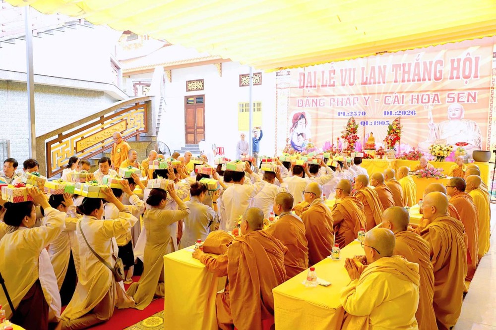 TP.HCM: Tịnh xá An Lạc trang nghiêm lễ cài hoa sen, dâng pháp y Ca-sa mùa Vu lan
