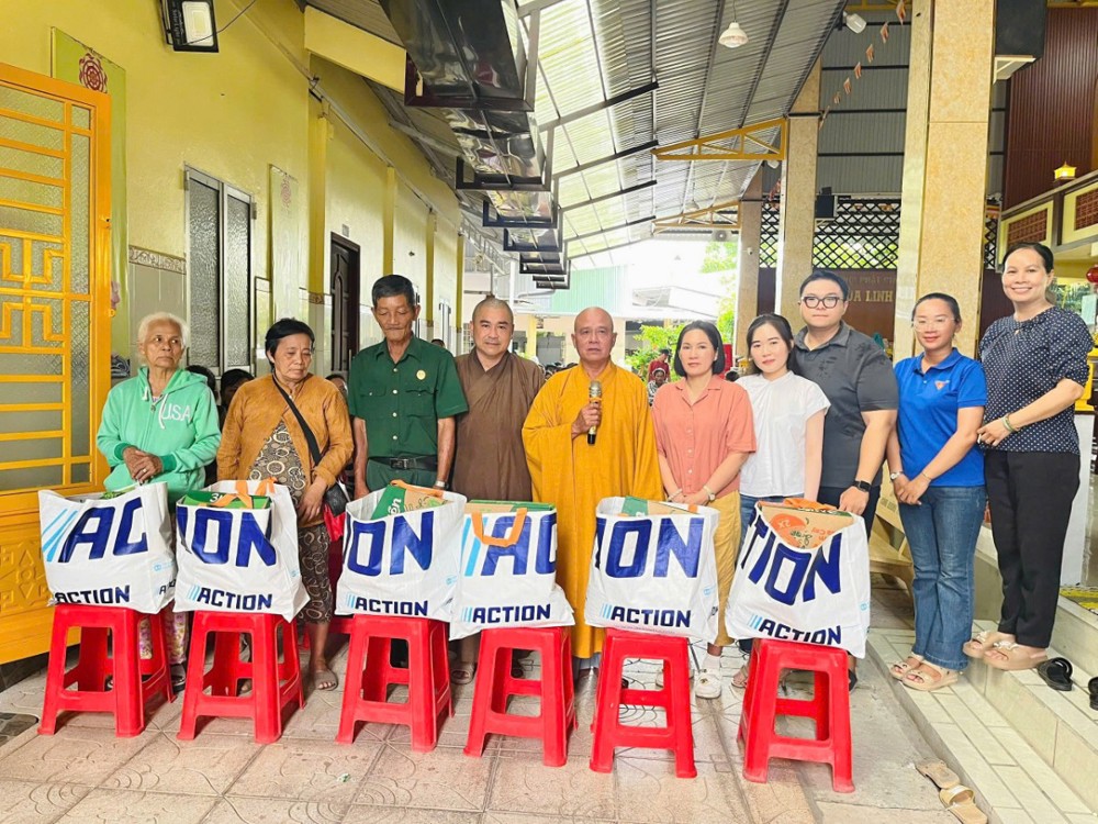 Vĩnh Long: Chùa Linh Phước trao 400 phần quà, nối dài những yêu thương mùa Vu Lan