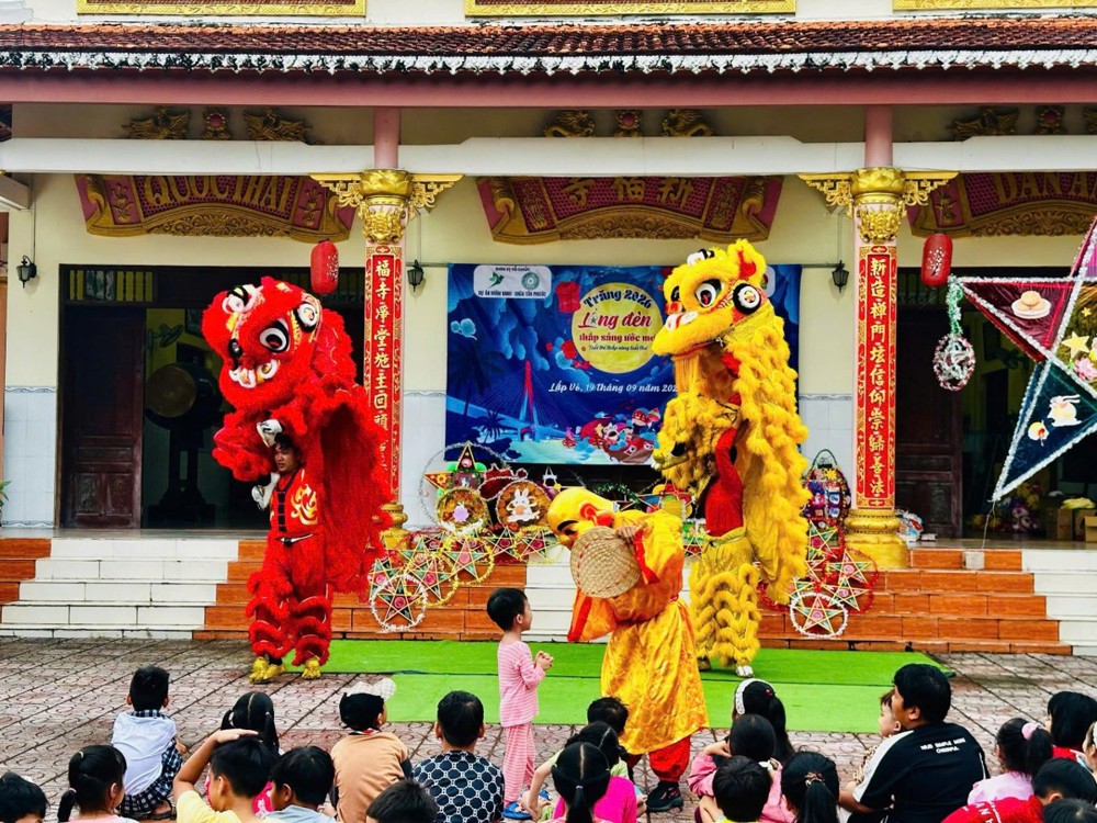 Đồng Tháp: Chùa Tân Phước (xã Lấp Vò) trao 460 phần quà Trung thu “Lồng đèn thắp sáng ước mơ”