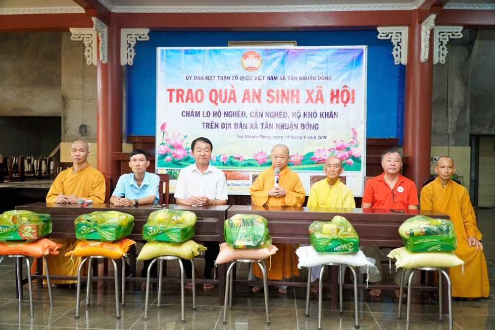 Đồng Tháp: Chùa Tam Bảo trao 150 phần quà hỗ trợ các hoàn cảnh khó khăn