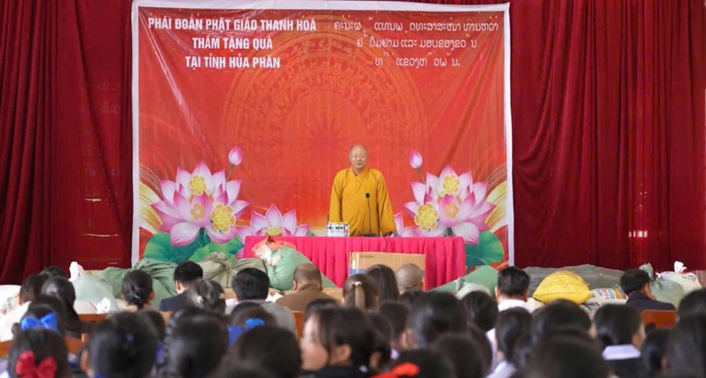 Đoàn chư Tăng, Phật tử chùa Khải Nam thăm, tặng quà tại trường nội trú tỉnh Hủa Phăn - Lào
