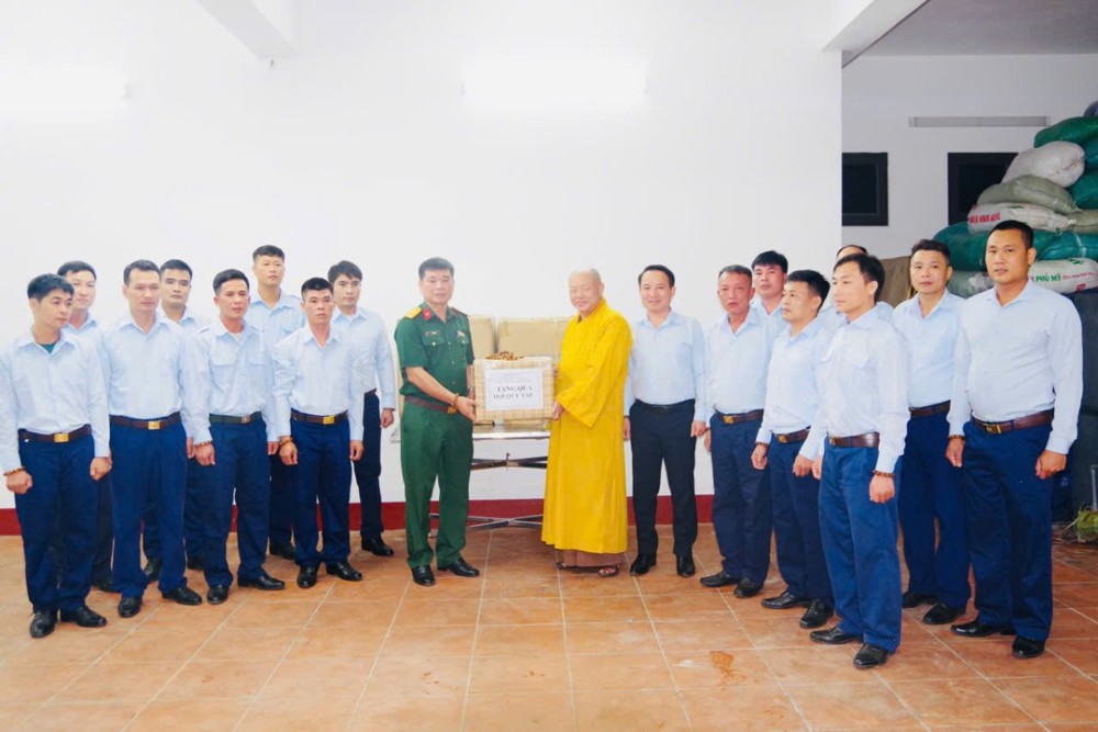 Lào: Chùa Khải Nam thăm, tặng quà Đội Quy tập hài cốt liệt sĩ mùa khô năm 2026-2027