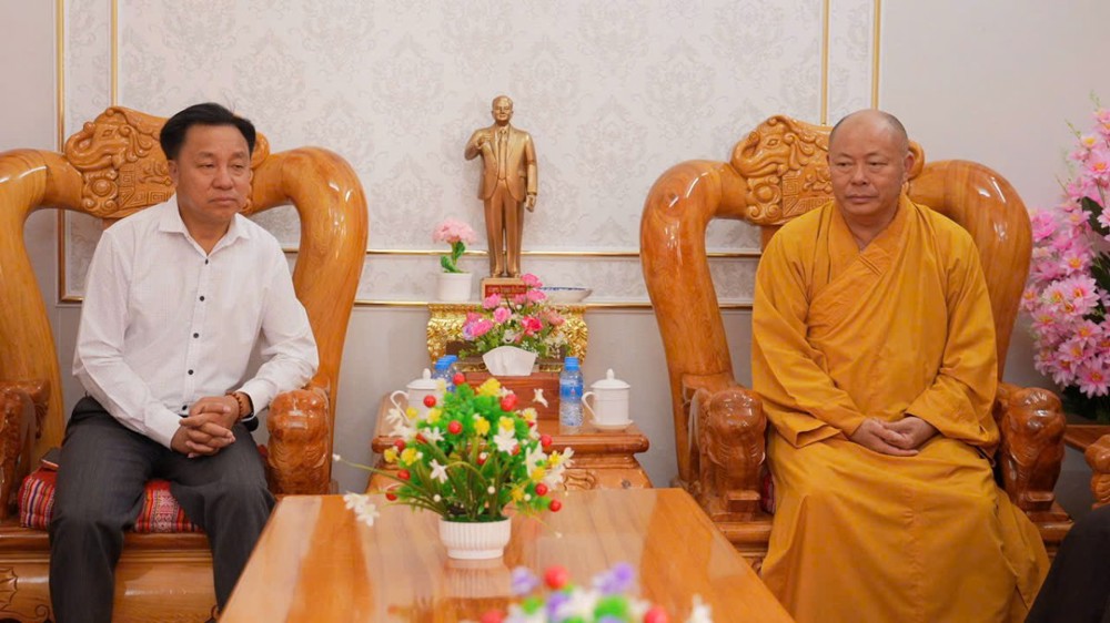 Lào: Đoàn chư Tăng, Phật tử chùa Khải Nam chào xã giao lãnh đạo tỉnh Hủa Phăn
