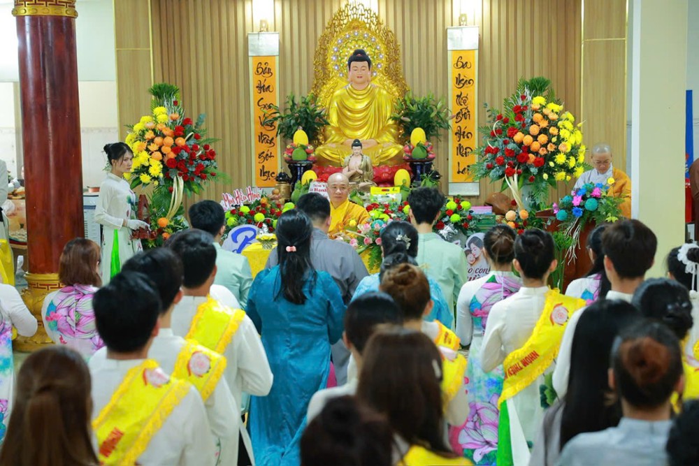 TP.HCM: Chùa Huỳnh Mai tổ chức lễ dâng pháp y, cài hoa hồng mùa Vu Lan