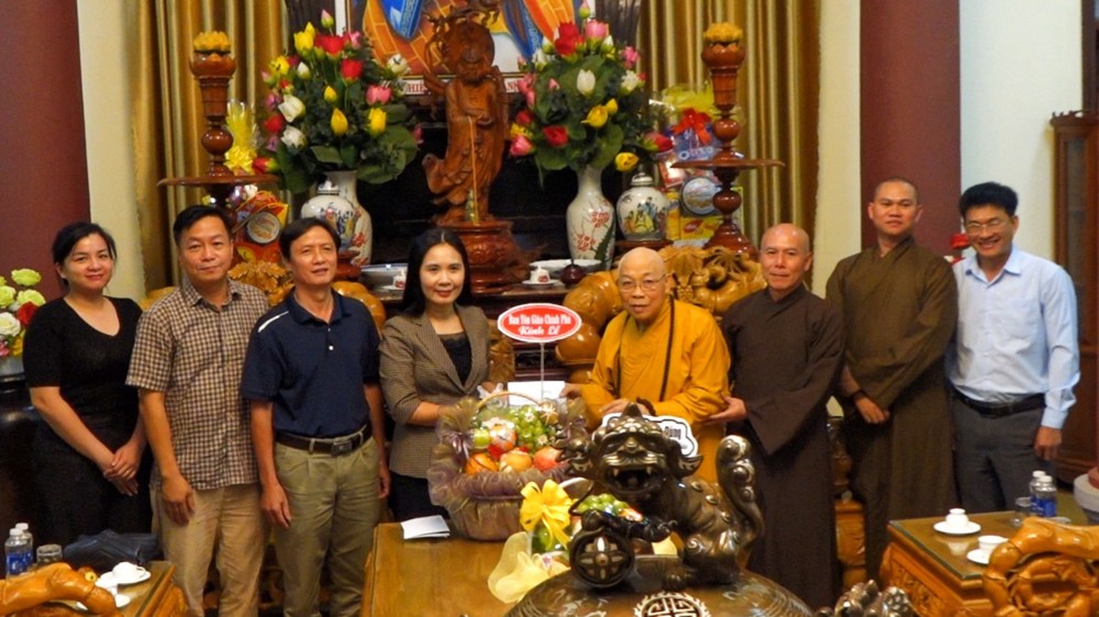 Quảng Ngãi: Phó Trưởng ban Tôn giáo Chính phủ Trần Thị Minh Nga thăm Hòa thượng Thích Quảng Xả tại chùa Huệ Chiếu