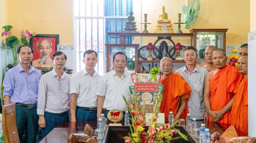 Cần Thơ: Công an thành phố thăm, chúc mừng lễ Sen Đôn-ta tại chùa Kleang và chùa Samrong