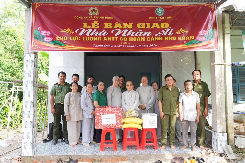 An Giang: Chùa Tân Thọ trao 2 căn nhà Đại đoàn kết cho hộ nghèo tại xã Thạnh Đông