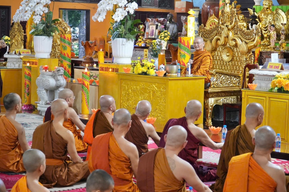 Đồng Nai: Đức Trưởng lão Hòa thượng Viên Minh quang lâm sách tấn hành giả tại Thiền viện Phước Sơn