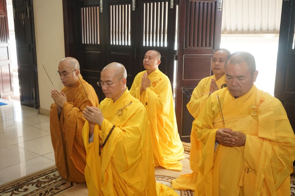 Đà Nẵng: Thường trực Ban Trị sự đảnh lễ Giác linh Chư Tôn đức nguyên Trưởng Ban Trị sự thành phố 