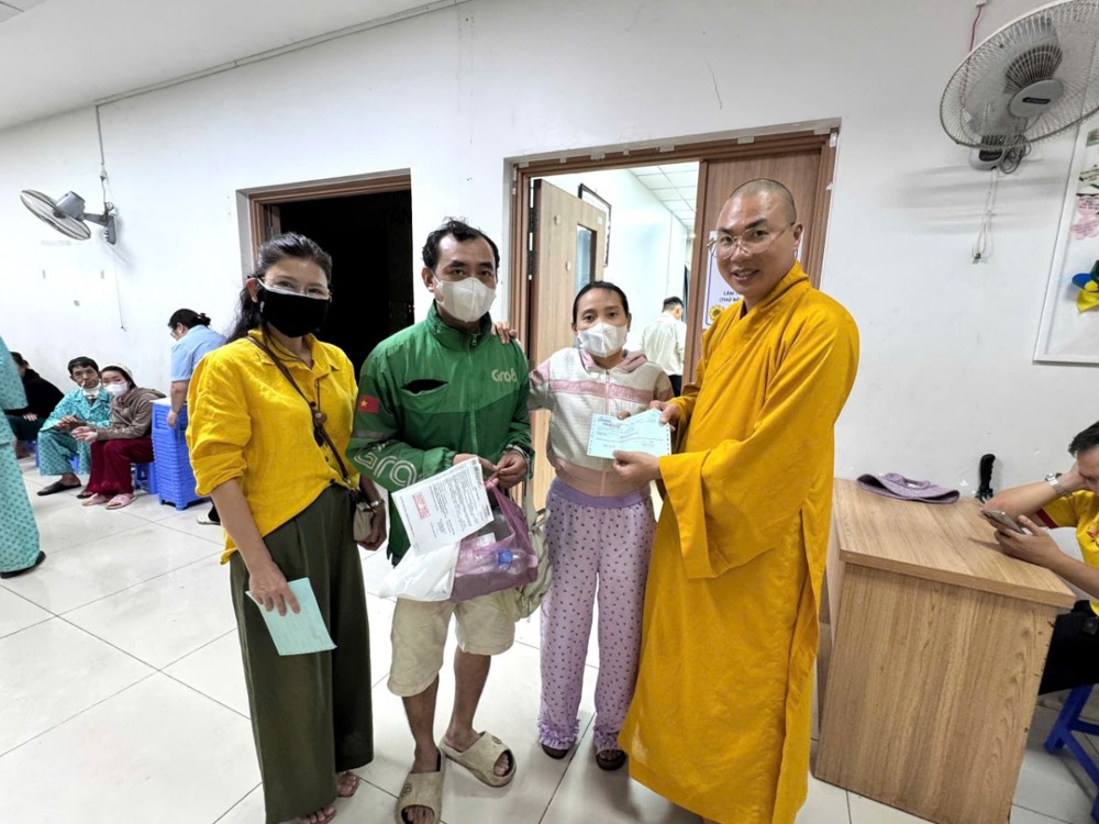 TP.HCM: Hội Từ thiện chùa Tường Nguyên hỗ trợ viện phí cho bệnh nhân ung bướu