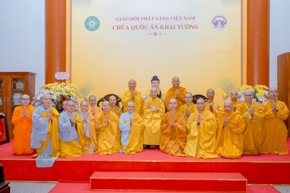 Khoa Đào tạo từ xa (Học viện PGVN tại TP.HCM) vấn an Trưởng lão Hòa thượng Chủ tịch