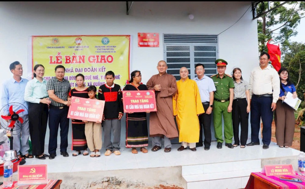 Đắk Lắk: Chùa Hoa Nghiêm, chùa Khải Đoan phối hợp bàn giao 2 căn nhà Đại đoàn kết